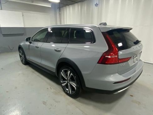 Used 2025 Volvo V60 B5 Cross Country Plus AWD/4WD image 2