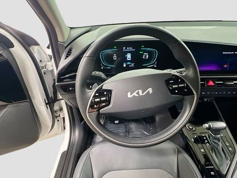 Certified 2023 Kia Niro EX FWD image 11