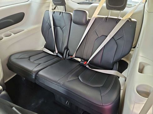 Used 2022 Chrysler Pacifica Touring-L image 52