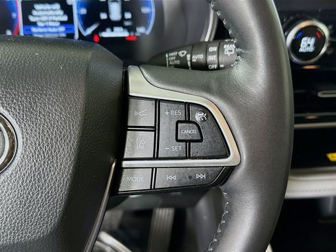 Used 2024 Toyota Highlander Platinum FWD image 16