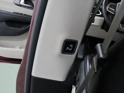 Used 2023 Chrysler Pacifica Touring-L FWD image 24
