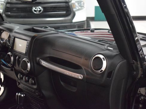 Used 2017 Jeep Wrangler Rubicon AWD/4WD image 17