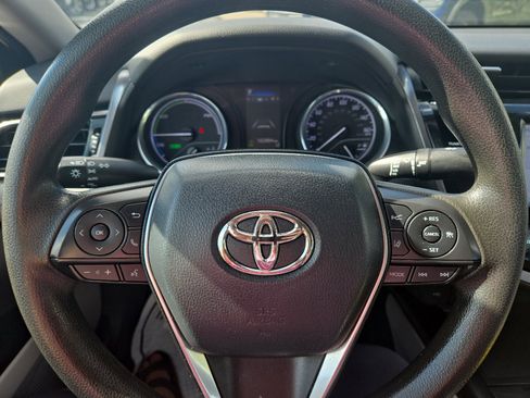 Used 2020 Toyota Camry LE image 12