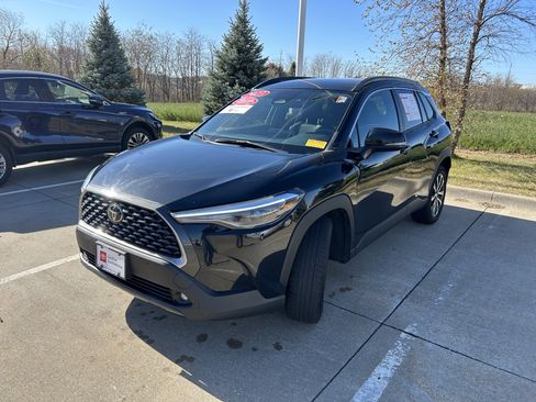 Certified 2023 Toyota Corolla Cross XLE image 3