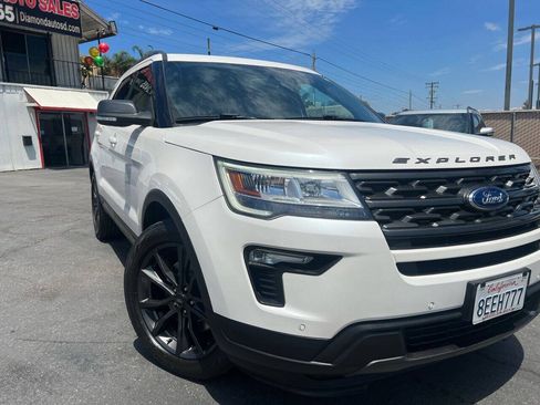 Used 2018 Ford Explorer XLT w/ Equipment Group 202A FWD image 3