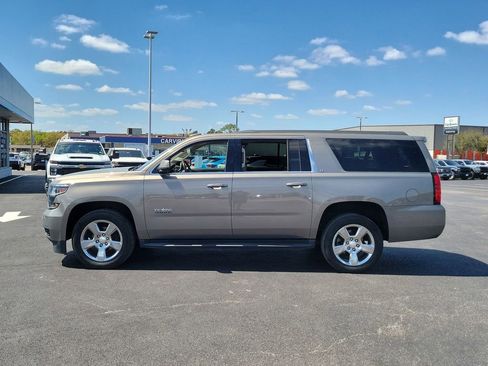 Used 2019 Chevrolet Suburban LT image 3