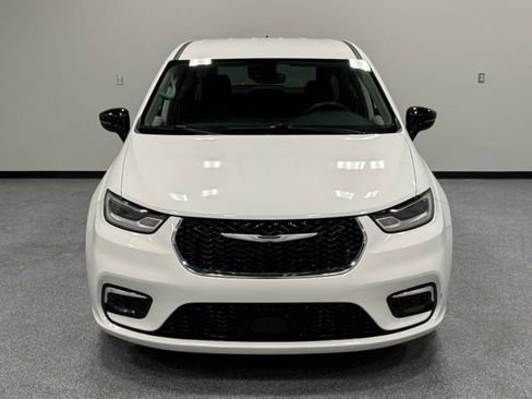 Used 2024 Chrysler Pacifica Touring-L FWD image 3