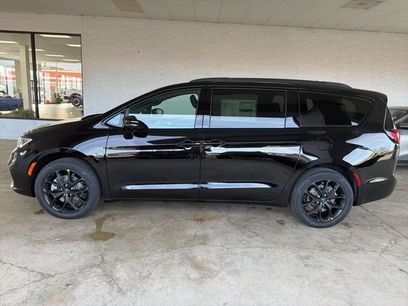 New 2026 Chrysler Pacifica Limited w/ S Appearance Package