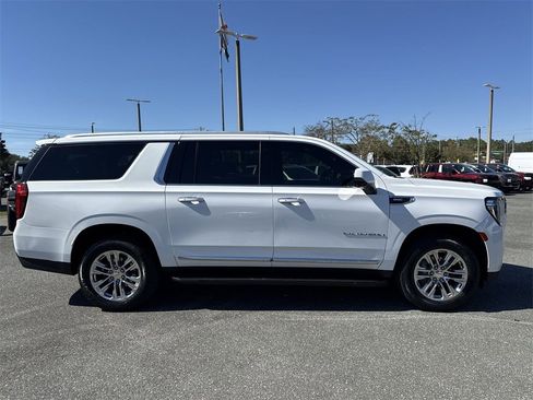 Used 2022 GMC Yukon XL SLT w/ SLT Premium Package image 2