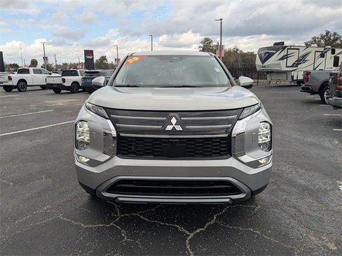 Used 2025 Mitsubishi Outlander SE image 8
