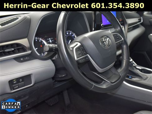 Used 2023 Toyota Highlander XLE image 12