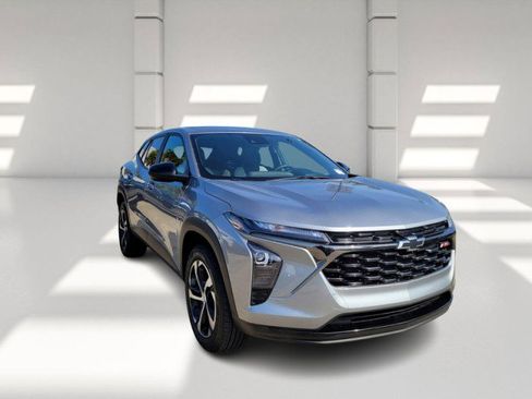 Certified 2025 Chevrolet Trax RS w/ Driver Confidence Package image 3