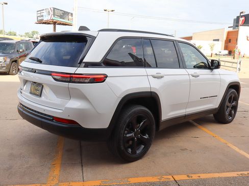 Used 2023 Jeep Grand Cherokee Altitude image 5