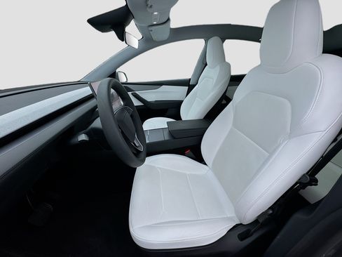 Used 2026 Tesla Model Y 2WD image 13