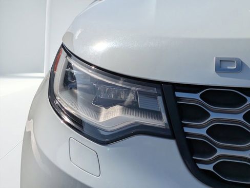 Used 2025 Land Rover Discovery S image 7