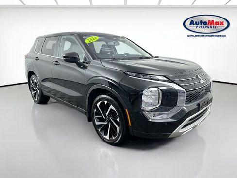 Used 2024 Mitsubishi Outlander SE image 1