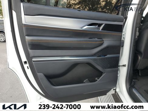 Used 2022 Jeep Grand Wagoneer Series III w/ HD Trailer Tow Package AWD/4WD image 13