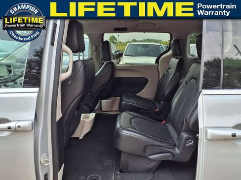 Used 2024 Chrysler Pacifica Touring-L FWD image 11