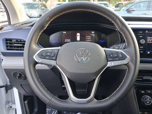 Certified 2024 Volkswagen Taos SE w/ Panoramic Sunroof Package FWD image 18
