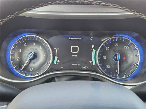 Used 2023 Chrysler Pacifica Touring-L FWD image 10