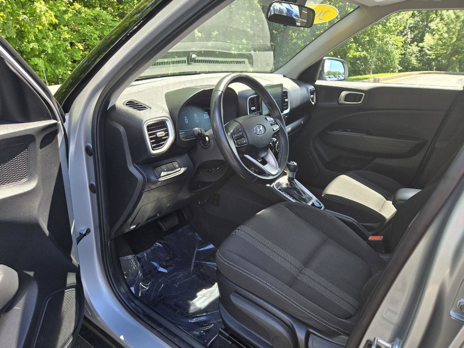 Used 2023 Hyundai Venue SEL FWD image 11