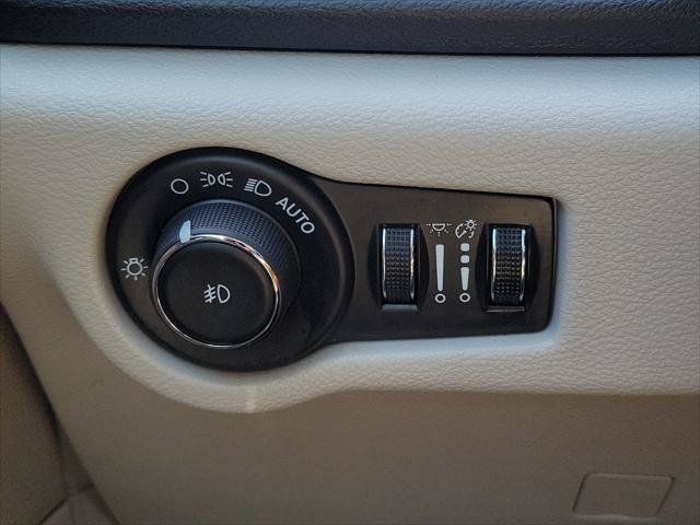 Used 2024 Chrysler Pacifica Touring-L FWD image 26