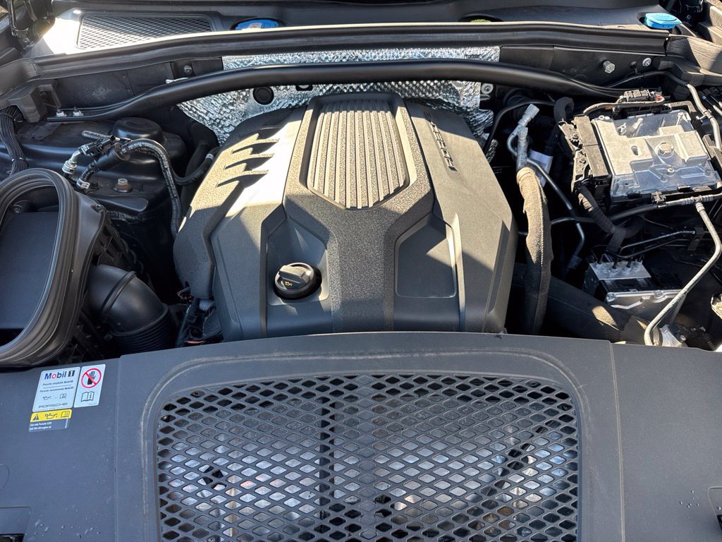 Used 2023 Porsche Macan AWD/4WD image 32