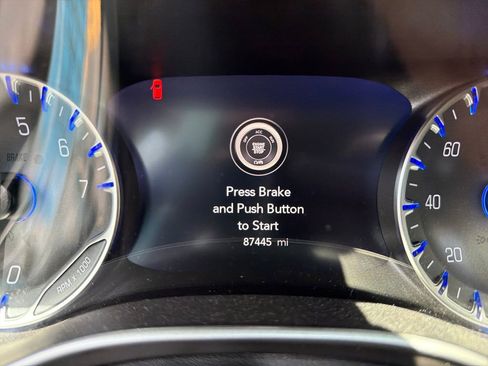 Used 2023 Chrysler Pacifica Touring-L FWD image 9