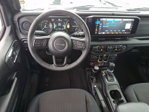 Used 2025 Jeep Wrangler Unlimited Rubicon 4xe w/ Convenience Group AWD/4WD image 11