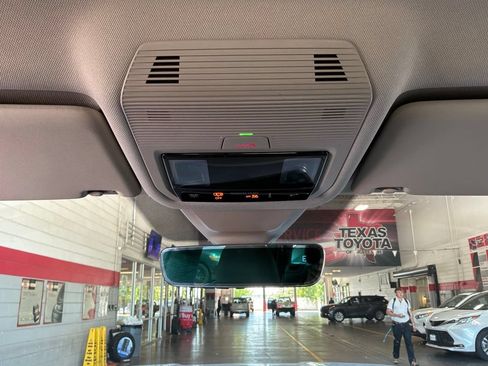 Used 2026 Volkswagen Atlas SE FWD image 17