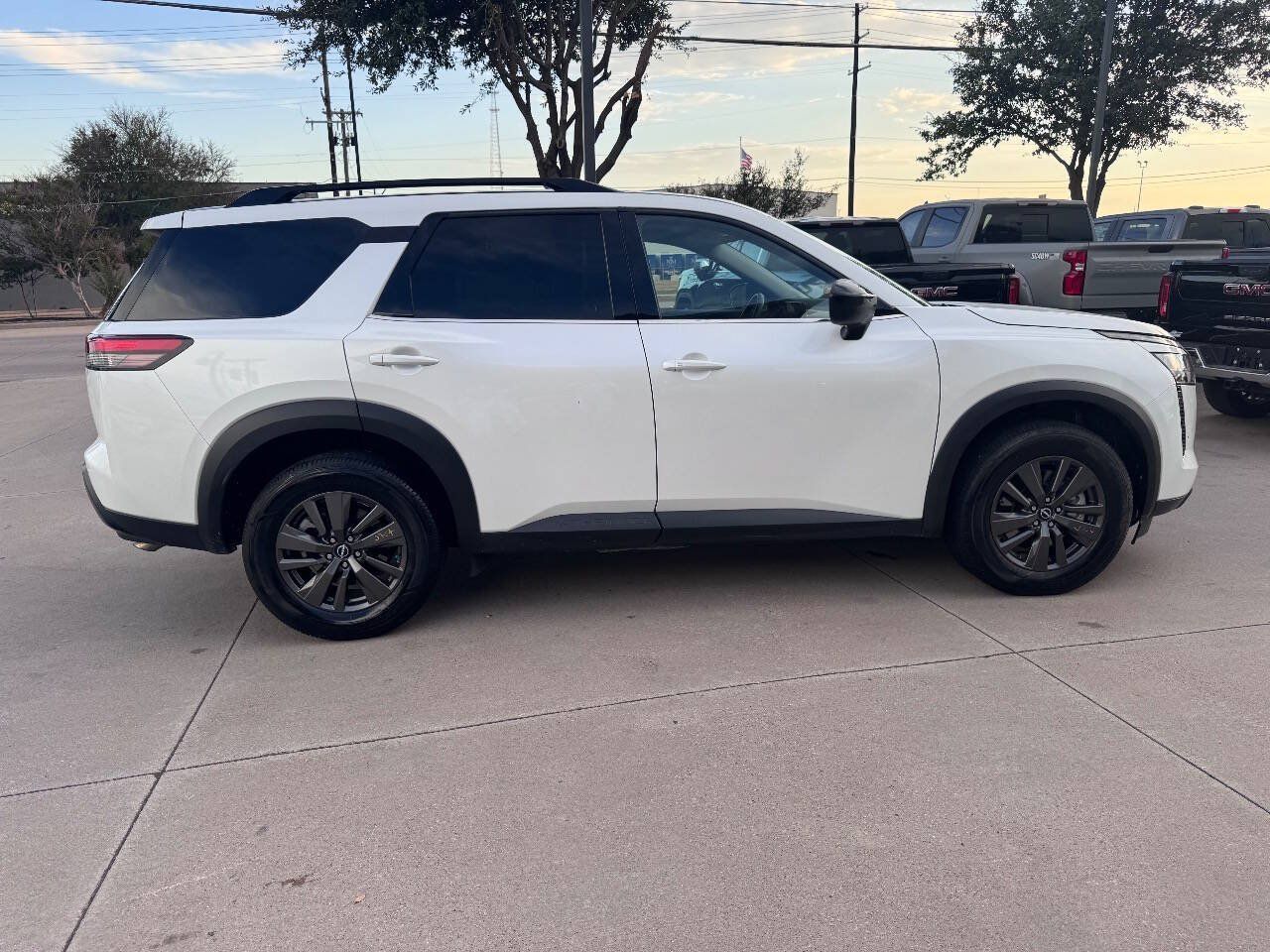 Used 2026 Nissan Pathfinder SV FWD image 9