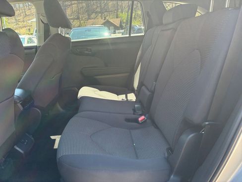 Used 2025 Toyota Highlander LE FWD image 28