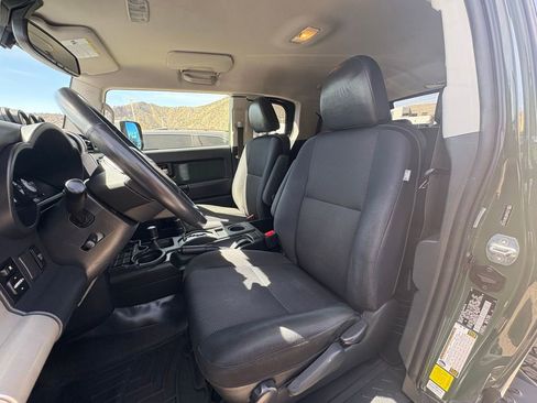 Used 2013 Toyota FJ Cruiser 4WD w/ Upgrade Pkg image 2