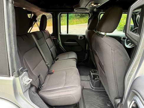 Used 2019 Jeep Wrangler Unlimited Sahara AWD/4WD image 17