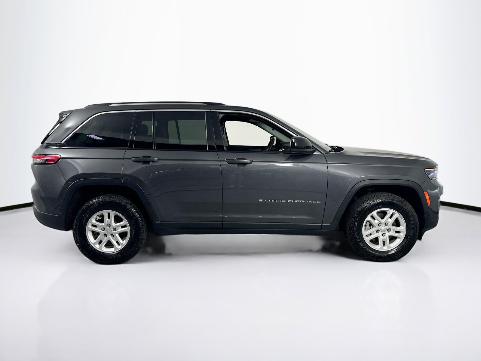 Used 2023 Jeep Grand Cherokee Laredo AWD/4WD image 4