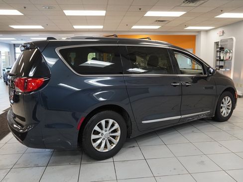 Used 2019 Chrysler Pacifica Touring-L image 11