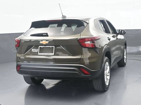 Used 2024 Chevrolet Trax LS w/ LS Convenience Package FWD image 5