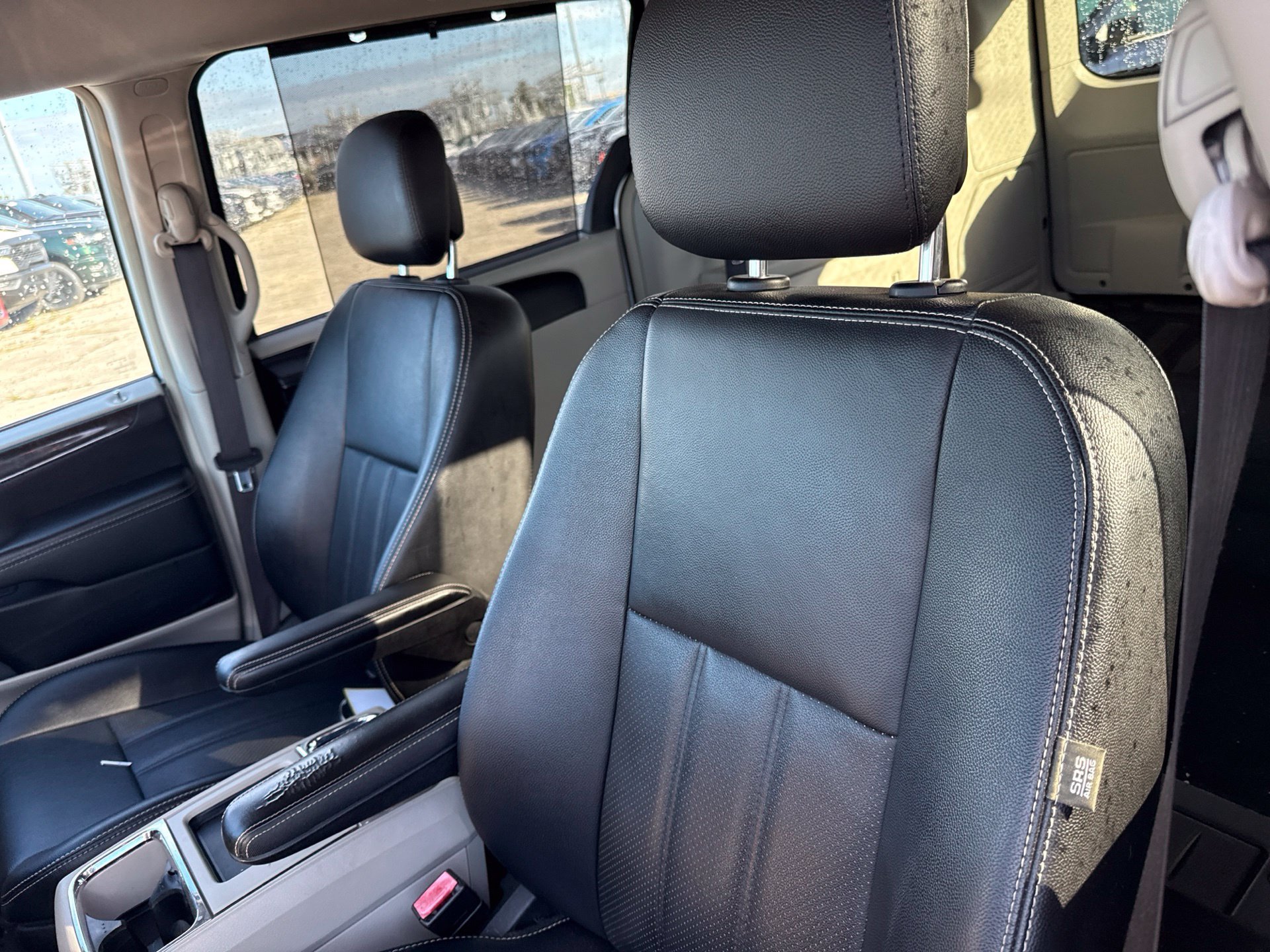 Used 2015 Chrysler Town & Country Touring-L w/ Driver Convenience Group FWD image 9