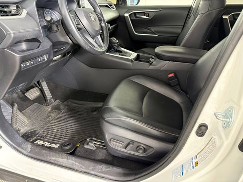 Used 2020 Toyota RAV4 XLE Premium image 10