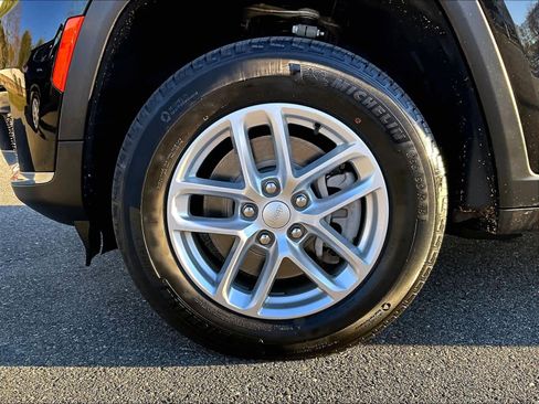 Used 2023 Jeep Grand Cherokee L Laredo image 5