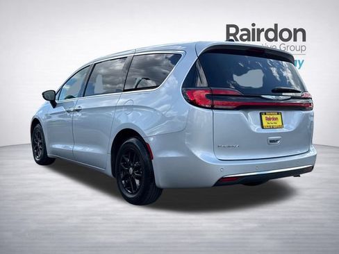 Used 2024 Chrysler Pacifica Touring-L FWD image 5