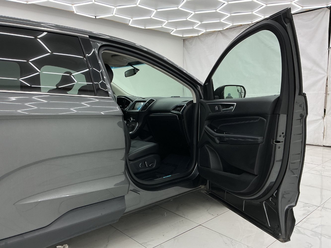 Used 2018 Ford Edge Titanium w/ Technology Package FWD image 17