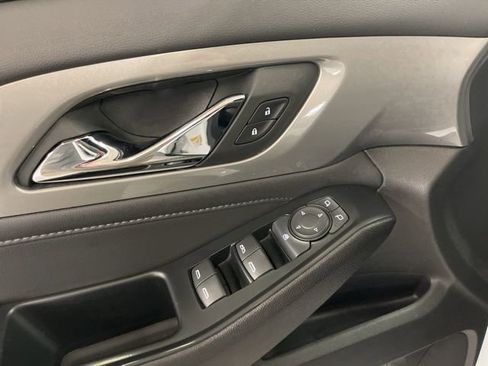 Used 2023 Chevrolet Traverse LT image 12