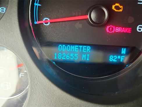 Used 2009 Chevrolet Suburban LS image 16