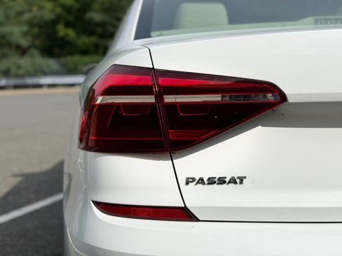 Used 2018 Volkswagen Passat 2.0T R-Line FWD image 7