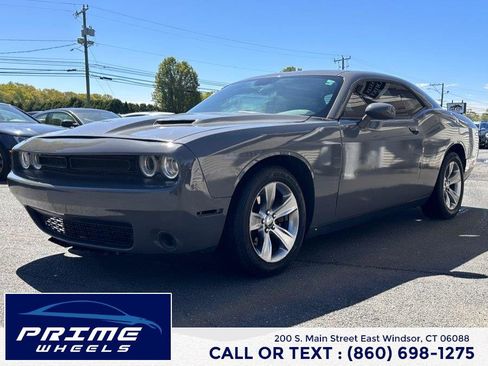 Used 2017 Dodge Challenger SXT RWD image 3