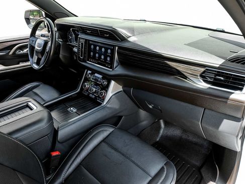 Used 2021 GMC Yukon Denali w/ Denali Premium Package AWD/4WD image 16