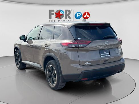 Used 2024 Nissan Rogue SV image 3