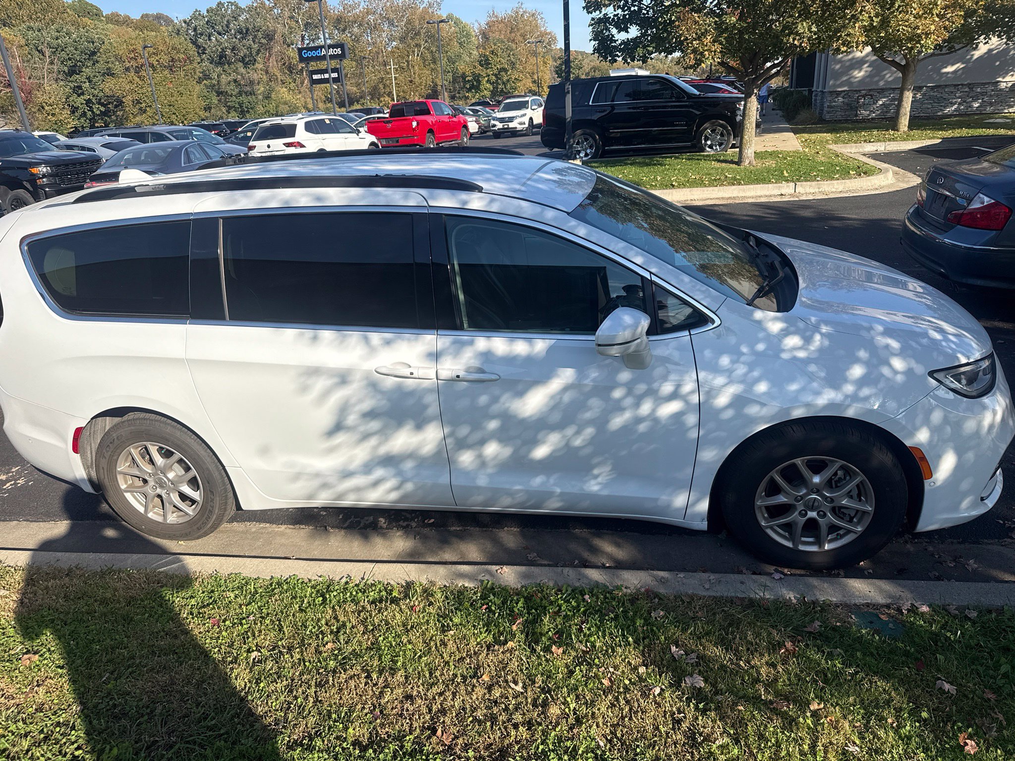 Used 2022 Chrysler Pacifica Touring-L w/ Uconnect Theater Family Group FWD image 4