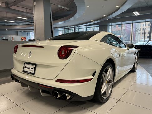 Used 2017 Ferrari California T image 9